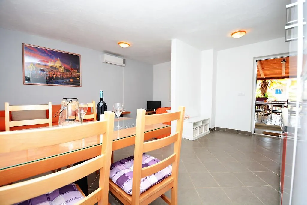 Apartments Katarina Veli Rat