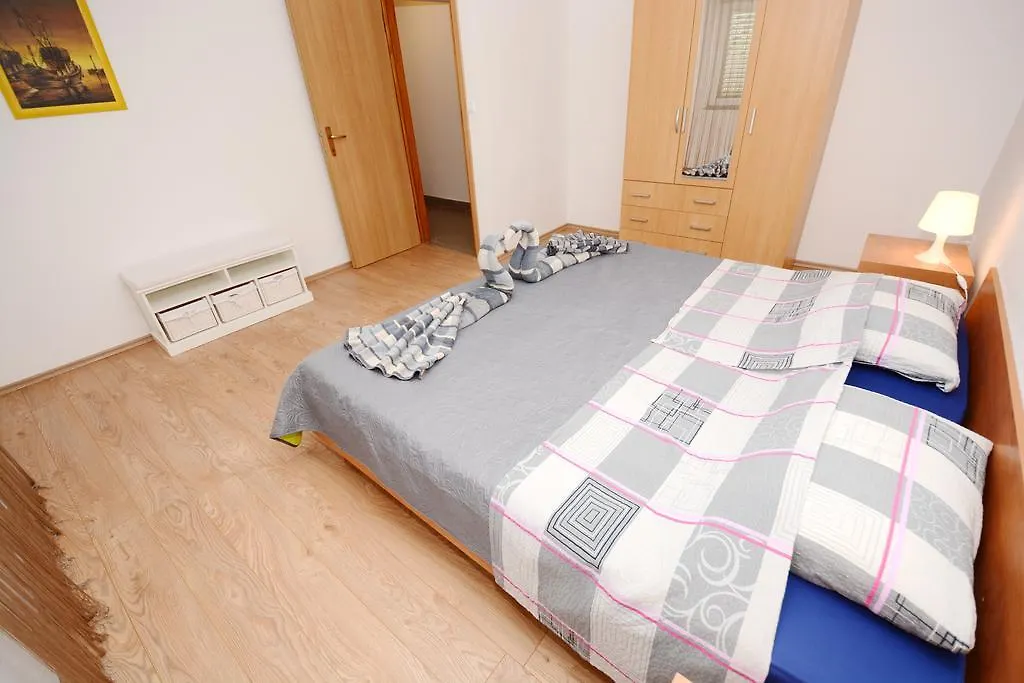 Apartments Katarina Veli Rat 0*,