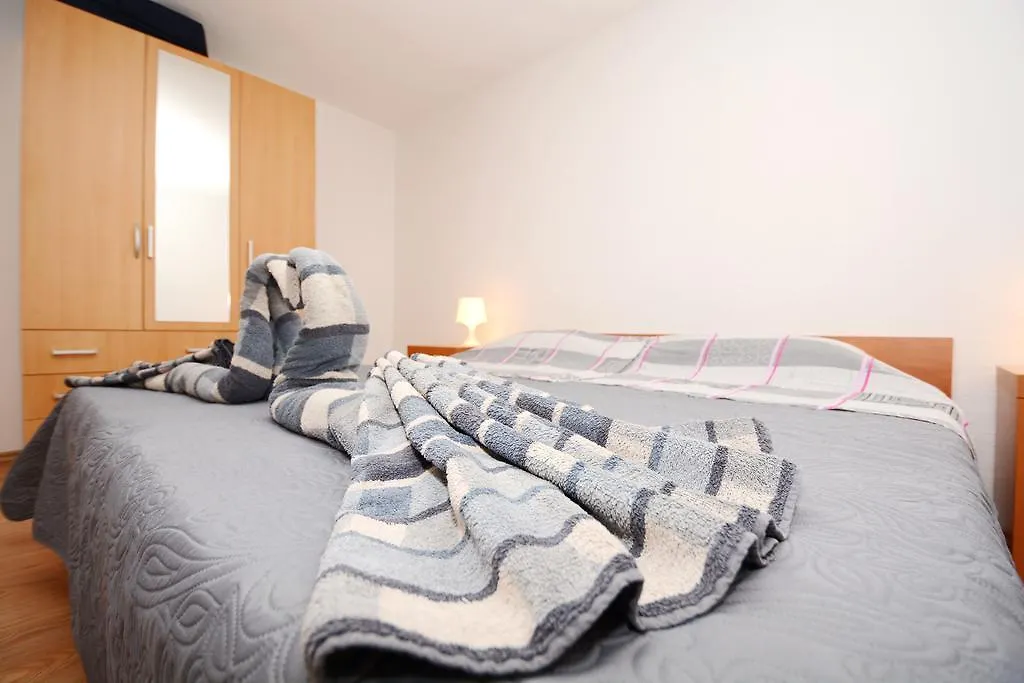 Apartments Katarina Veli Rat