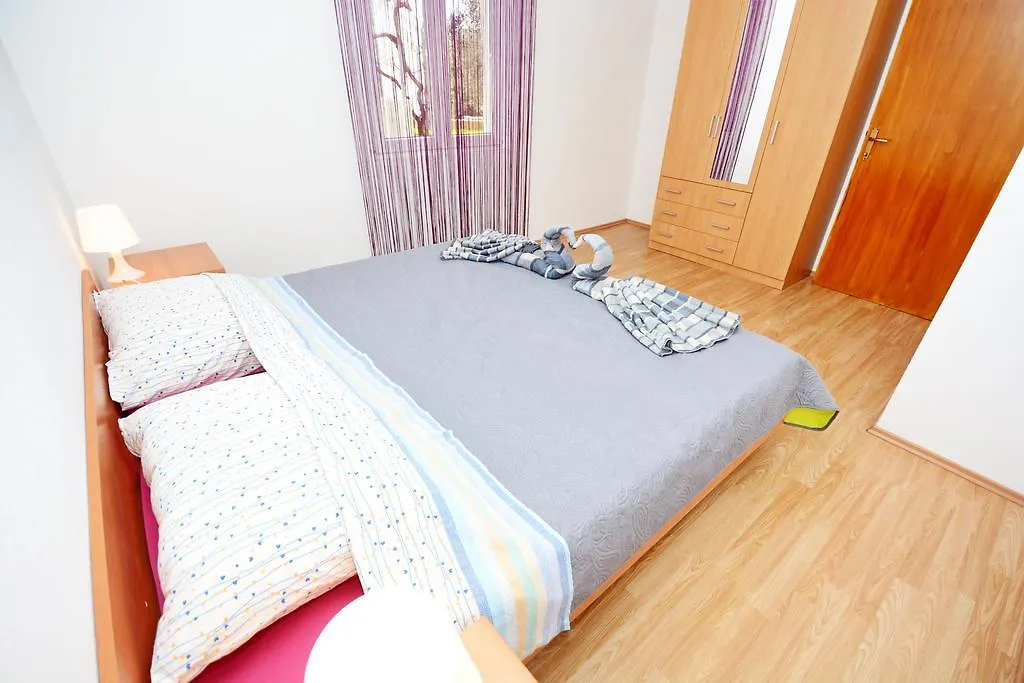 Apartments Katarina Veli Rat 0*,